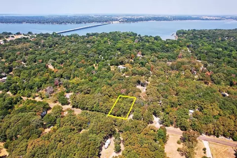 147 Golden Oaks Dr, Mabank, TX 75156