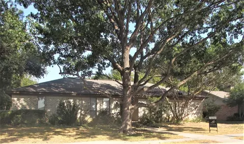 2009 Huntington Dr, Grand Prairie, TX 75051