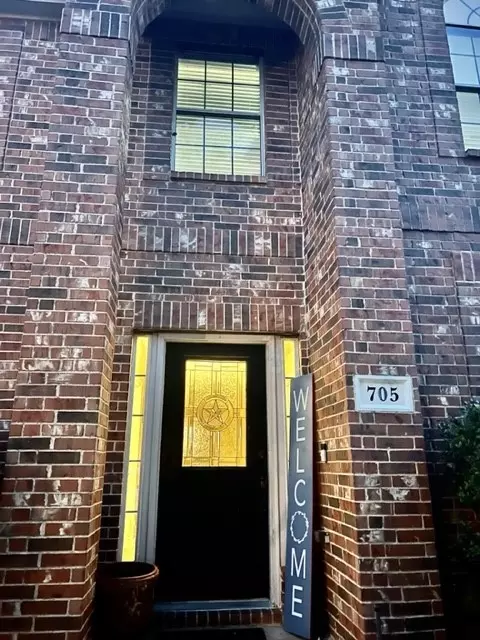705 Champlain Ct, Midlothian, TX 76065 photo 2