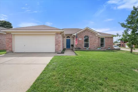 1108 Greenview Ln, Kennedale, TX 76060
