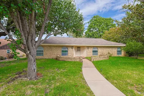 181 Shady Lake Dr, Hurst, TX 76054