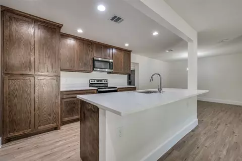 402 W 15th St, Irving, TX 75060