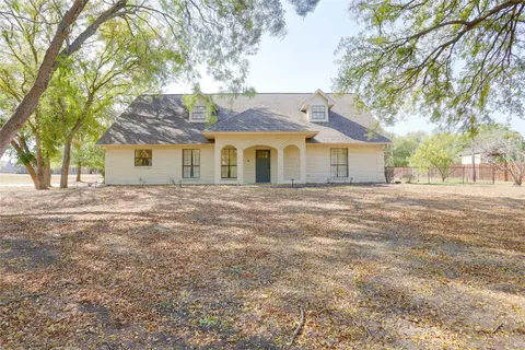 216 Live Oak Dr, Hudson Oaks, TX 76087