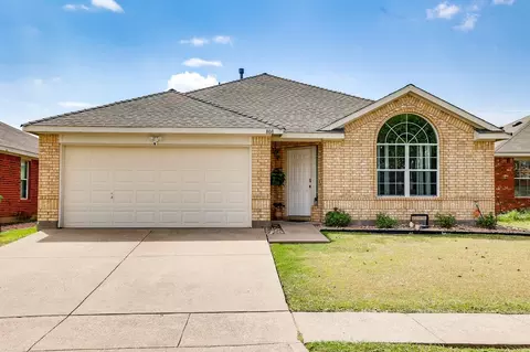 808 Plumeria Dr, Arlington, TX 76002