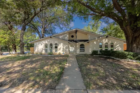 1901 Knoxville Dr, Bedford, TX 76022