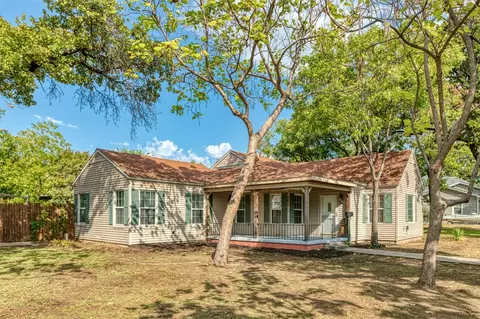 901 Merritt St, River Oaks, TX 76114