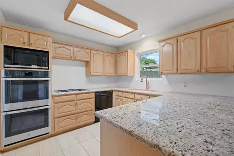 1512 Limestone Trl, Edgecliff Village, TX 76134