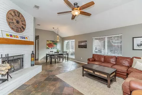 1714 Stoneway Dr, Grapevine, TX 76051 photo 2