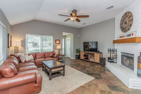 1714 Stoneway Dr, Grapevine, TX 76051 photo 4