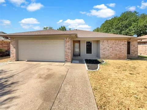 713 Douglas St, Burleson, TX 76028