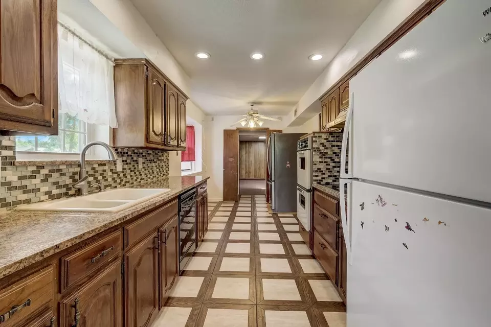  606 Reinosa Dr, Garland, TX 75043 photo 13