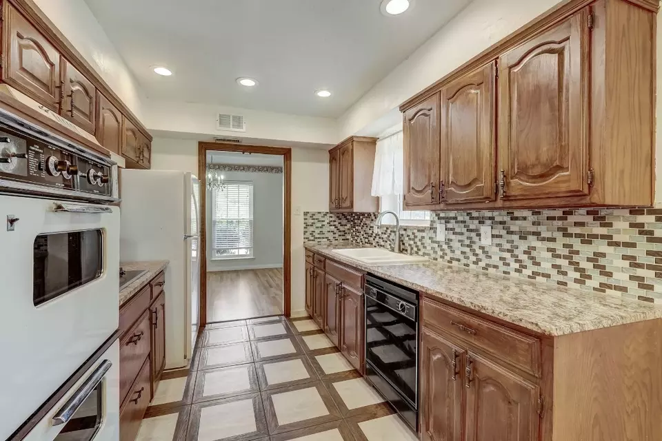  606 Reinosa Dr, Garland, TX 75043 photo 15