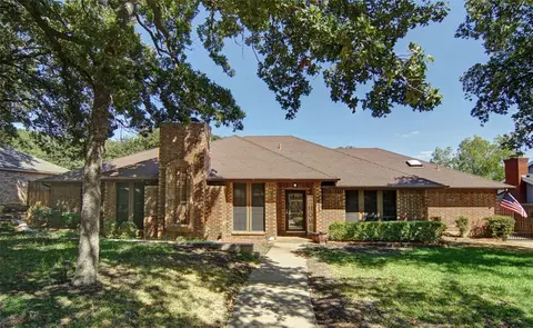 1721 Rock View Ct, Fort Worth, TX 76112