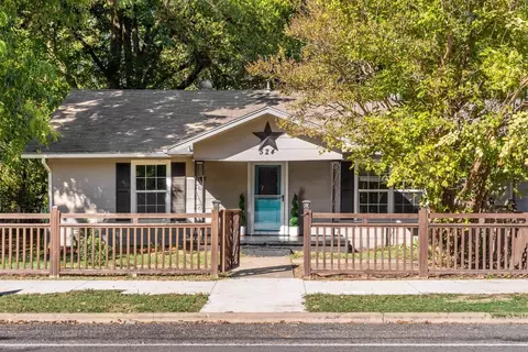 524 S Santa Fe St, Wolfe City, TX 75496
