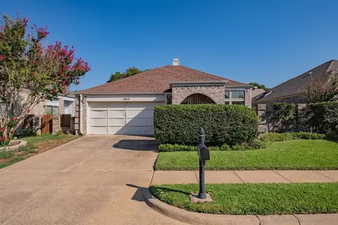 1925 Realistic Dr, Bedford, TX 76021