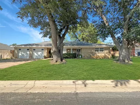220 Franciscan Dr, Fort Worth, TX 76134
