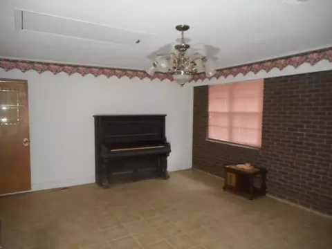 Living - 715 E Mary Lee, Plain Dealing, LA 71064 photo 5 of 9