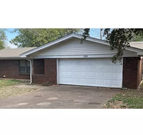 1211 Tanglewood Dr, Cleburne, TX 76033