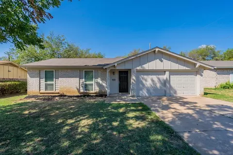 6816 Alma St, Forest Hill, TX 76140