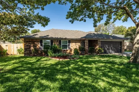 2323 Mockingbird Dr, Grapevine, TX 76051