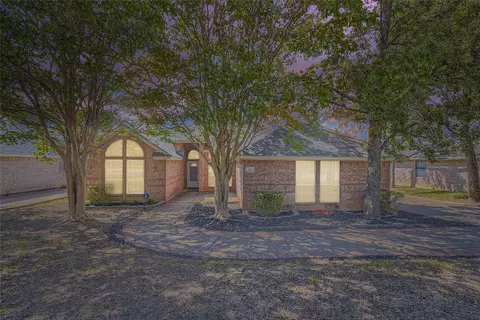 933 W Redbud Dr, Hurst, TX 76053