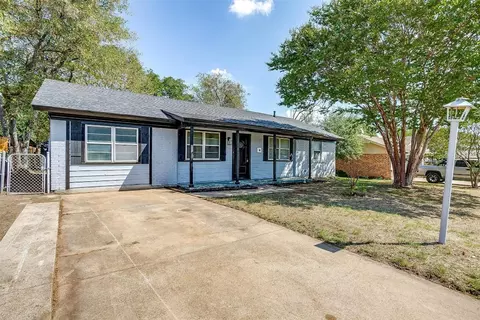 825 E Mustang St, Crowley, TX 76036