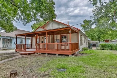 526 N Chestnut St, Gainesville, TX 76240
