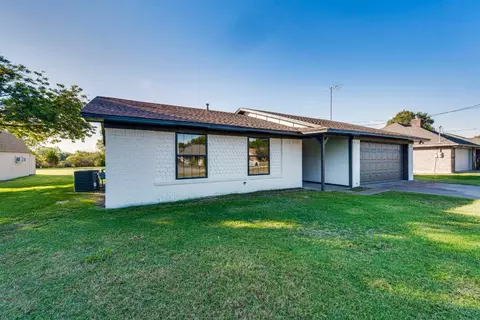 111 Country Dr, Waxahachie, TX 75165