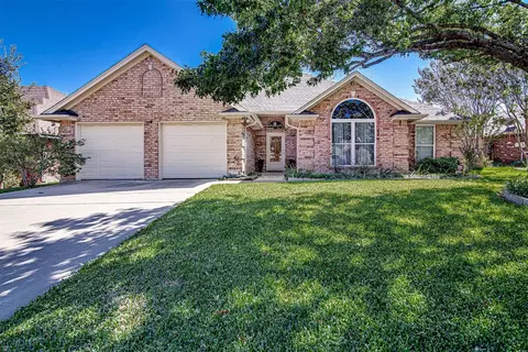 108 Clover Ln, Burleson, TX 76028