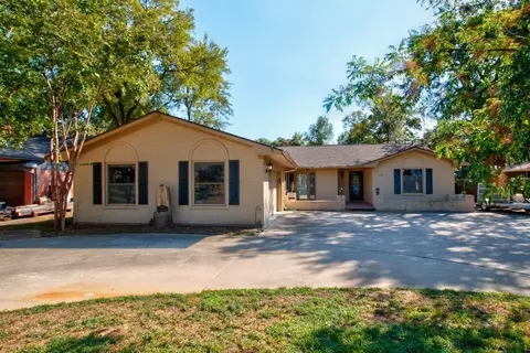 1006 Kiowa Dr W, Lake Kiowa, TX 76240