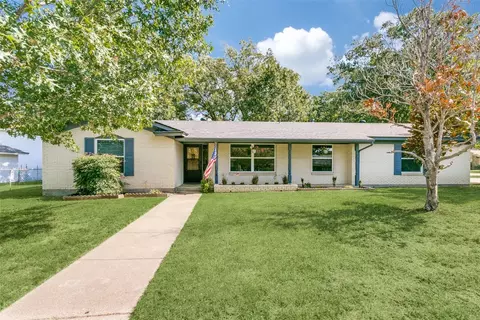 1900 Cimarron Trl, Hurst, TX 76054