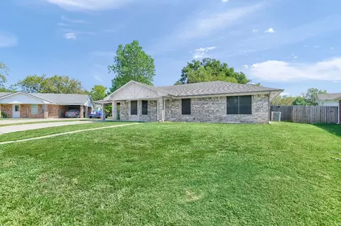 101 Sarah Ct, Collinsville, TX 76233