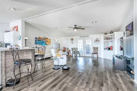 316 Candlewood Cir, Gainesville, TX 76240