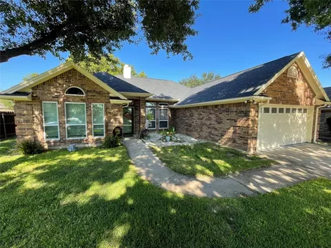 704 Bryan Dr, Burleson, TX 76028