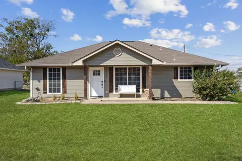 616 Lamp Post Ln, Oak Point, TX 75068