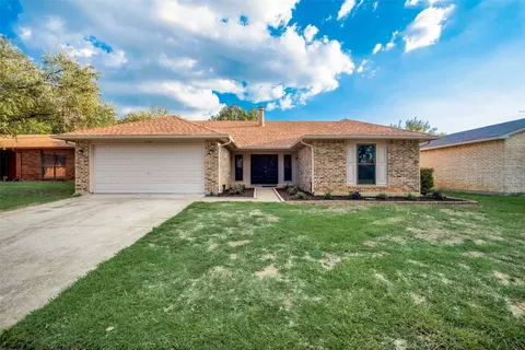 6904 Blackberry Dr, Arlington, TX 76016