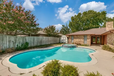 318 Stroud Ln, Garland, TX 75043