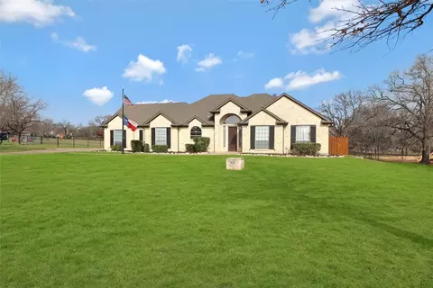 195 Lost Oak Dr, Azle, TX 76020