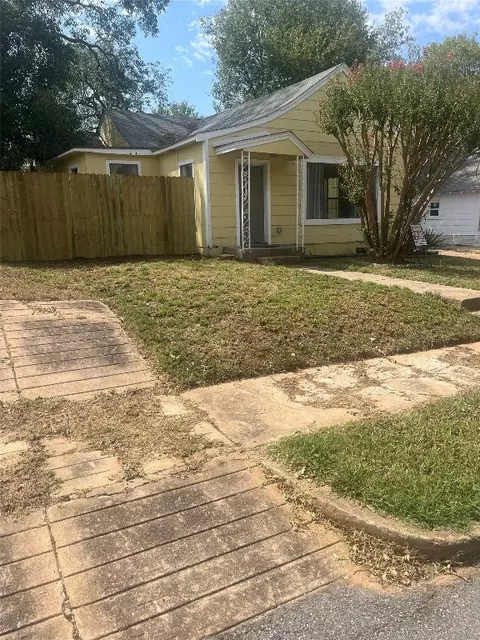 112 E Texas St, Denison, TX 75021