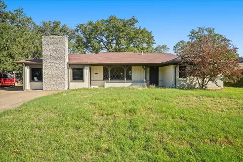 6221 Warrington Pl, Fort Worth, TX 76112