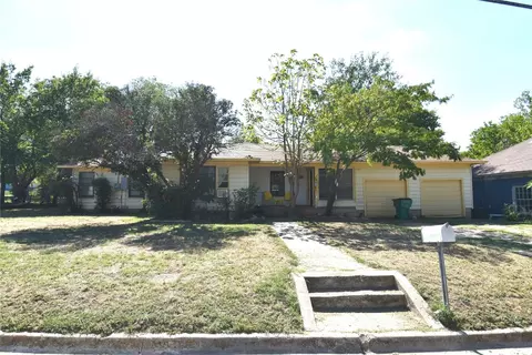 1206 E Tarrant St, Bowie, TX 76230