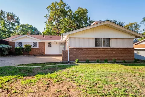 7366 Robinhood Ln, Fort Worth, TX 76112