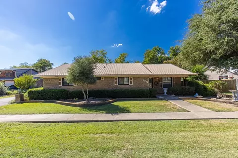 520 S Preston St, Wolfe City, TX 75496