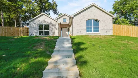 921 Oak Trl, Desoto, TX 75115