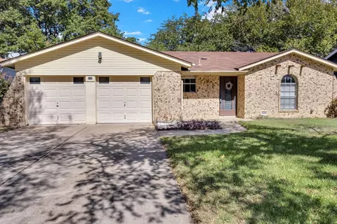 733 Bluebonnet Dr, Hurst, TX 76053