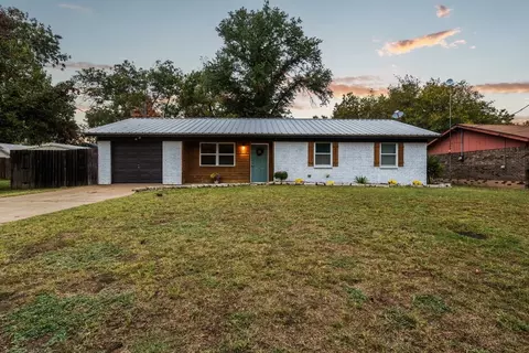 306 W 6th St, Tolar, TX 76476