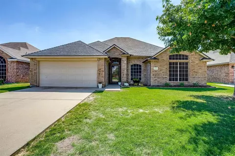 911 Raenae Dr, Burleson, TX 76028