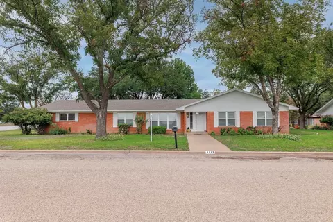 2112 S High St, Brady, TX 76825