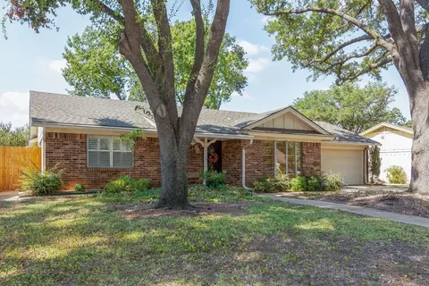 1221 Princess Ln, Hurst, TX 76053