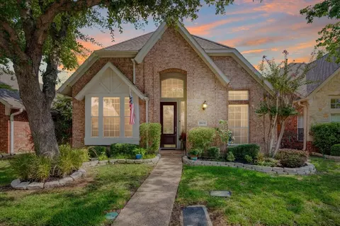 8610 Old Oak Dr, Irving, TX 75063